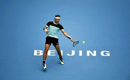 Rafa Nadal golpea una bola en Pekín. Rafa Nadal golpea una bola en Pekín.