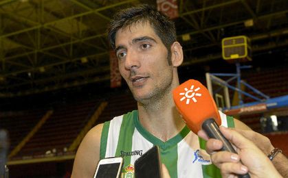 Juanjo Triguero atendiendo a la prensa. Juanjo Triguero atendiendo a la prensa.