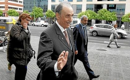Manuel Ruiz de Lopera confía en conseguir un acuerdo favorable a sus intereses. Manuel Ruiz de Lopera confía en conseguir un acuerdo favorable a sus intereses.