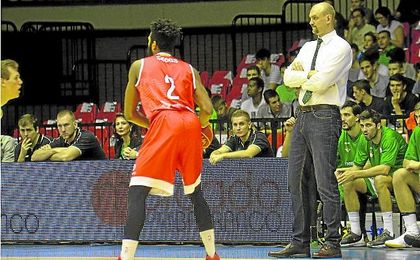Zan Tabak observa pensativo el desarrollo del encuentro. Zan Tabak observa pensativo el desarrollo del encuentro.