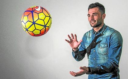 Antonio Adán es, una temporada más, uno de los mejores jugadores del Betis gracias a sus buenas actuaciones en la portería bética. Antonio Adán es, una temporada más, uno de los mejores jugadores del Betis gracias a sus buenas actuaciones en la portería bética.