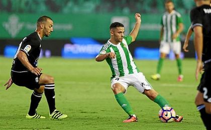 Durmisi, en un partido con el Real Betis. Durmisi, en un partido con el Real Betis.