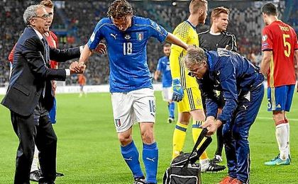Montolivo abandona el campo tras lesionarse ante España. Montolivo abandona el campo tras lesionarse ante España.