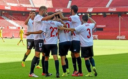 Los jugadores del Sevilla Atlético celebran un gol en el Sánchez Pizjuán. Los jugadores del Sevilla Atlético celebran un gol en el Sánchez Pizjuán.