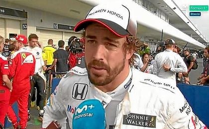Alonso, atendiendo a los medios de comunicación. Alonso, atendiendo a los medios de comunicación.