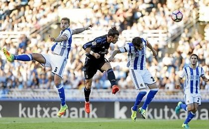 Bale, que lleva ocho goles de cabeza en lo que va de 2016, supera a Íñigo Martínez y Mikel González para anotar el 0-1 en Anoeta. Bale, que lleva ocho goles de cabeza en lo que va de 2016, supera a Íñigo Martínez y Mikel González para anotar el 0-1 en Anoeta.