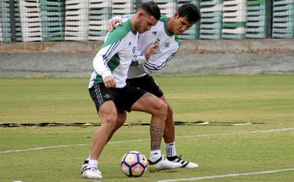 Los servicios médicos del Betis confían en que Mandi y Sanabria lleguen a tiempo de jugar contra el Real Madrid. Los servicios médicos del Betis confían en que Mandi y Sanabria lleguen a tiempo de jugar contra el Real Madrid.