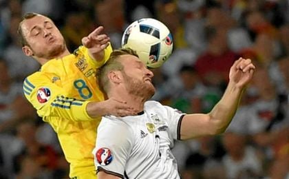 Zozulia pugna con Mustafi en un partido con Ucrania Zozulia pugna con Mustafi en un partido con Ucrania