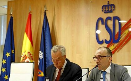 Fernando Puig (CSD) y Javier Gómez (LaLiga) han anunciado la reducción de la deuda con Hacienda de los clubes. Fernando Puig (CSD) y Javier Gómez (LaLiga) han anunciado la reducción de la deuda con Hacienda de los clubes.