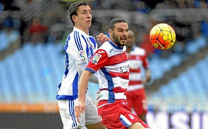 Lombán, que se medirá con el Granada al Atlético de Madrid, en un lance con Oyarzabal. Lombán, que se medirá con el Granada al Atlético de Madrid, en un lance con Oyarzabal.