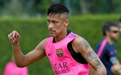 Neymar retorna a Barcelona y ya se entrena con el grupo. Neymar retorna a Barcelona y ya se entrena con el grupo.