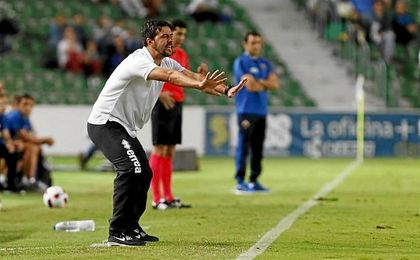 Contra, que se hizo cargo del Alcorcón este pasado verano, apenas ha dirigido al club alfarero en nueve encuentros de Liga. Contra, que se hizo cargo del Alcorcón este pasado verano, apenas ha dirigido al club alfarero en nueve encuentros de Liga.