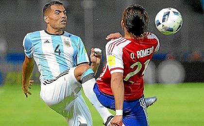 Mercado, en un lance con el paraguayo Romero. Mercado, en un lance con el paraguayo Romero.