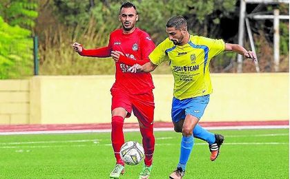 El auriazul Carlos Salgado, autor del 1-0, conduce el esférico ante la presencia del alcoreño Alberto Vega. El auriazul Carlos Salgado, autor del 1-0, conduce el esférico ante la presencia del alcoreño Alberto Vega.