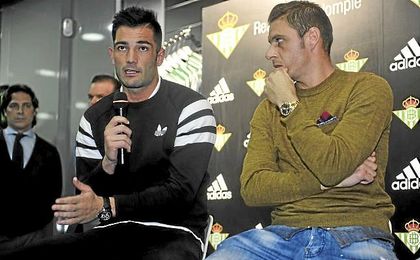 Joaquín y Adán, durante un acto promocional del Real Betis. Joaquín y Adán, durante un acto promocional del Real Betis.