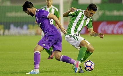 El bético Petros, durante el encuentro del sábado en el Villamarín. El bético Petros, durante el encuentro del sábado en el Villamarín.
