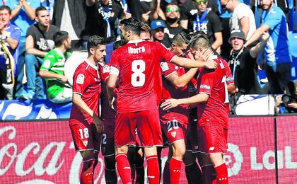 El Sevilla, celebrando un tanto en Butarque. El Sevilla, celebrando un tanto en Butarque.
