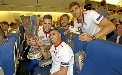 Fazio, junto a Reyes, Llorente y Vitolo con la quinta Europa League. Fazio, junto a Reyes, Llorente y Vitolo con la quinta Europa League.