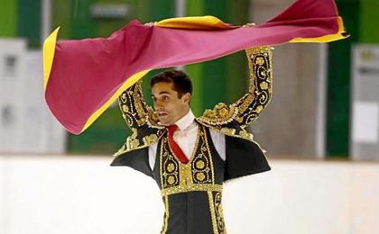 Javier Fernádez vestido con el traje de luces durante una actuación. Javier Fernádez vestido con el traje de luces durante una actuación.