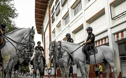 Presencia de la policía montada en la previa de un partido Presencia de la policía montada en la previa de un partido