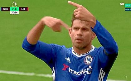 Costa pide el cambio a Conte en el partido ante el Leicester. Costa pide el cambio a Conte en el partido ante el Leicester.