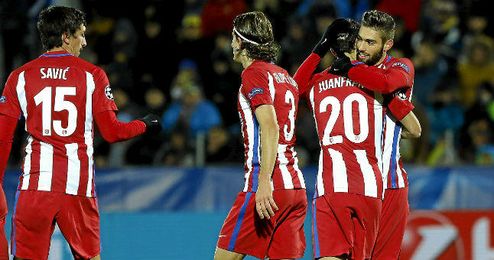 Carrasco celebra con sus compañeros el gol del triunfo del Atlético. Carrasco celebra con sus compañeros el gol del triunfo del Atlético.