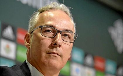 Torrecilla, en una rueda de prensa en el Villamarín. Torrecilla, en una rueda de prensa en el Villamarín.