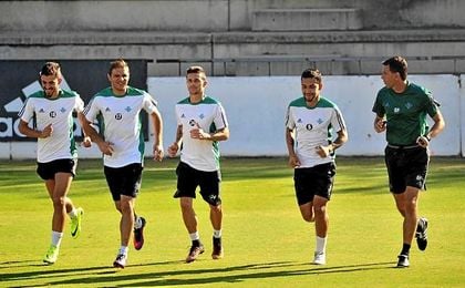 Poyet, en un entrenamiento con el Betis. Poyet, en un entrenamiento con el Betis.