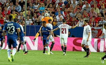 Sergio Rico, durante el Sevilla-Lyon de Liga de Campeones que se disputó en el Sánchez Pizjuán Sergio Rico, durante el Sevilla-Lyon de Liga de Campeones que se disputó en el Sánchez Pizjuán
