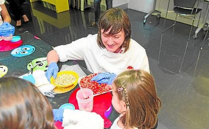Rebeca Hernández, de ACYRE, dando un taller de cocina que tuvo lugar en la Cruz Roja de Madrid. Rebeca Hernández, de ACYRE, dando un taller de cocina que tuvo lugar en la Cruz Roja de Madrid.