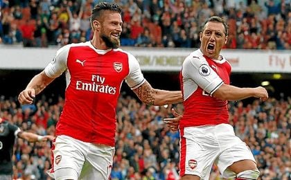 Santi Cazorla celebra un gol junto a Giroud. Santi Cazorla celebra un gol junto a Giroud.