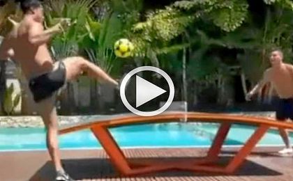 Ronaldinho se exhibe jugando al 'Teqball' Ronaldinho se exhibe jugando al 'Teqball'