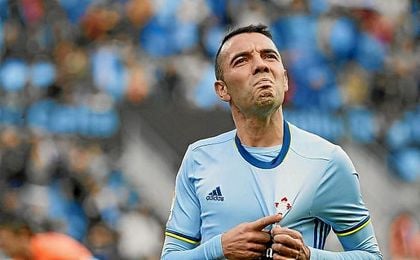 Iago Aspas celebra celebró sus goles señalándose el escudo del Celta. Iago Aspas celebra celebró sus goles señalándose el escudo del Celta.