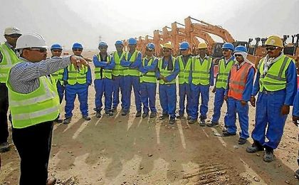 Imagen de un grupo de obreros en la construcción de las instalaciones para el Mundial de Qatar. Imagen de un grupo de obreros en la construcción de las instalaciones para el Mundial de Qatar.