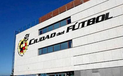 La RFEF deberá pagar una multa de 220.000 francos suizos. La RFEF deberá pagar una multa de 220.000 francos suizos.