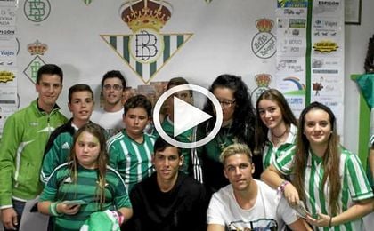 Aïssa Mandi y Jonas Martin, con jóvenes béticos en la Peña Cultural Bética de Albaida del Aljarafe. Aïssa Mandi y Jonas Martin, con jóvenes béticos en la Peña Cultural Bética de Albaida del Aljarafe.