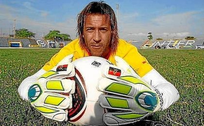 Carlos Fernandes es internacional con Angola. Carlos Fernandes es internacional con Angola.