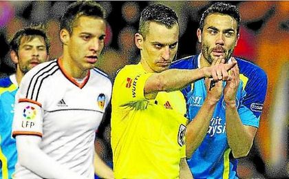 Iborra le protesta a Jaime Latre un penalti señalado al Sevilla ante el Valencia en el curso 2013/14. Iborra le protesta a Jaime Latre un penalti señalado al Sevilla ante el Valencia en el curso 2013/14.