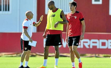 Steven N´Zonzi recibe instrucciones de Sampaoli durante un entrenamiento. Steven N´Zonzi recibe instrucciones de Sampaoli durante un entrenamiento.