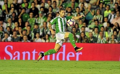 Con 35 años y tras haber renovado hace pocas semanas, nada hace prever que Rubén salga del Betis. Con 35 años y tras haber renovado hace pocas semanas, nada hace prever que Rubén salga del Betis.