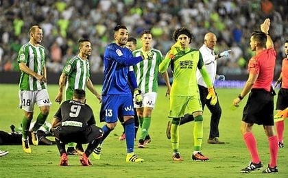Del Cerro Grande privó de un penalti al Betis en el partido contra el Granada. Del Cerro Grande privó de un penalti al Betis en el partido contra el Granada.