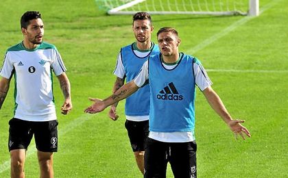 Joaquín, Rubén Castro y Petros, durante la penúltima sesión de la semana. Joaquín, Rubén Castro y Petros, durante la penúltima sesión de la semana.