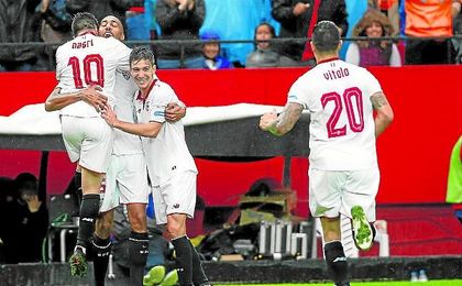 El plantel sevillista celebra el tanto conseguido por Steven N´Zonzi en el Sánchez Pizjuán ante el Atlético de Madrid. El plantel sevillista celebra el tanto conseguido por Steven N´Zonzi en el Sánchez Pizjuán ante el Atlético de Madrid.