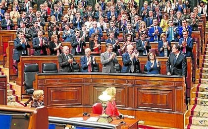 Mariano Rajoy, nuevo presidente del gobierno, aplaudido por su grupo en el Congreso de los Diputados. Mariano Rajoy, nuevo presidente del gobierno, aplaudido por su grupo en el Congreso de los Diputados.