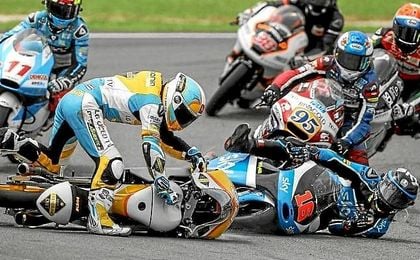 Bagnaia se lleva la victoria en Moto3 en una carrera accidentada. Bagnaia se lleva la victoria en Moto3 en una carrera accidentada.