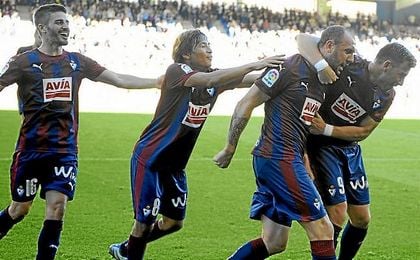 Ramis celebra el empate con sus compañeros. Ramis celebra el empate con sus compañeros.