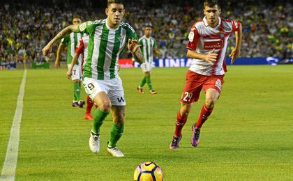 Sanabria persigue un balón ante la oposición del espanyolista Aaron Caricol. Sanabria persigue un balón ante la oposición del espanyolista Aaron Caricol.