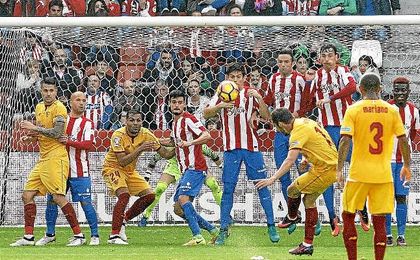 Franco Vázquez, que estrelló un balón en el poste, lanzando una falta. Franco Vázquez, que estrelló un balón en el poste, lanzando una falta.