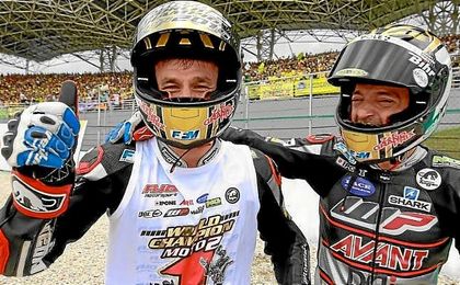 Johann Zarco celebra su segundo título de Moto2. Johann Zarco celebra su segundo título de Moto2.