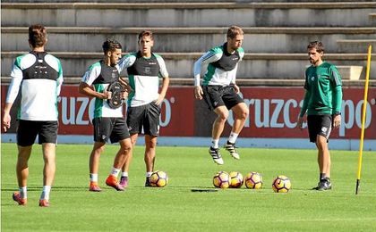 Caras serias en el entrenamiento del Betis. Caras serias en el entrenamiento del Betis.